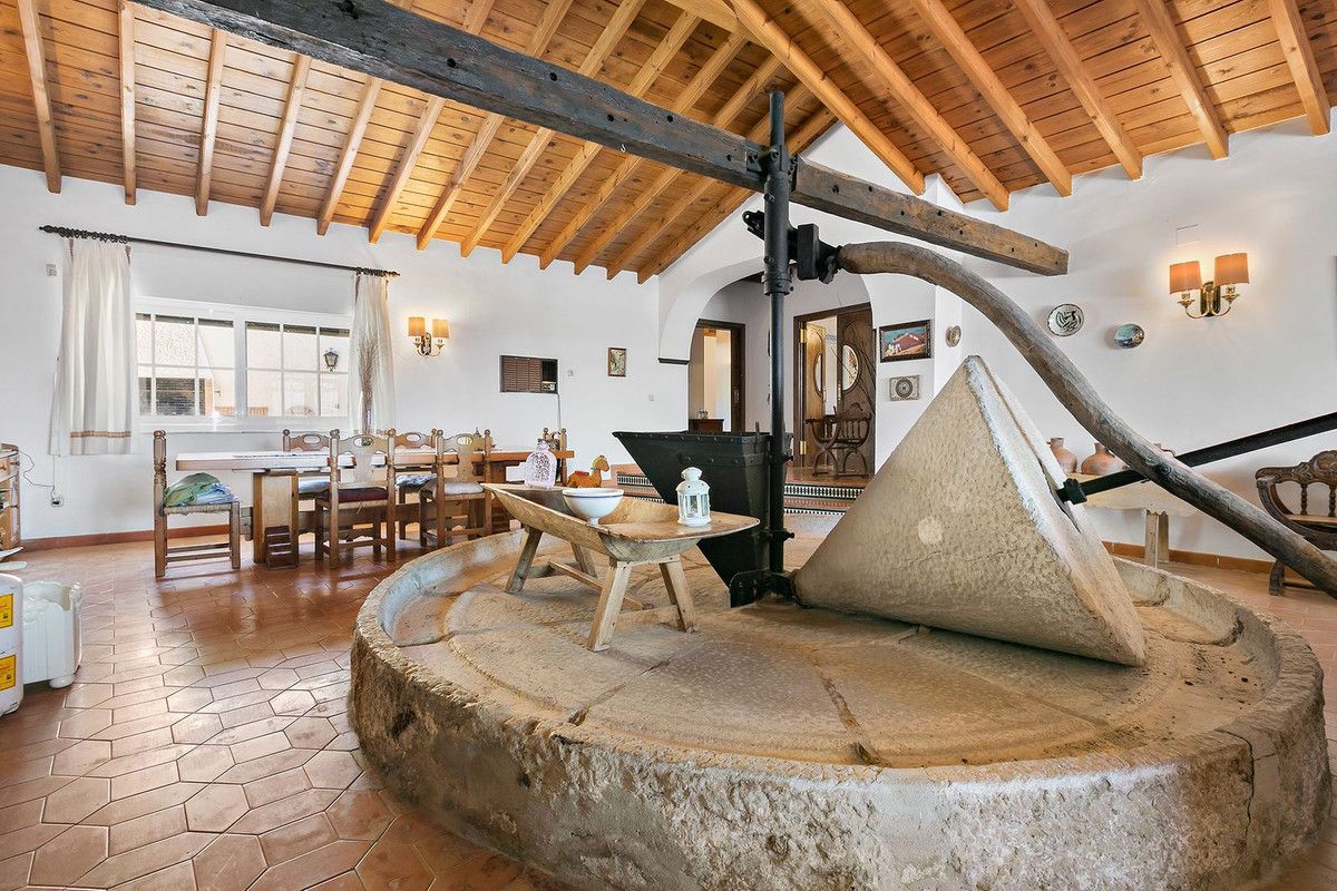 Country house for sale in Marbella  with Air Conditioner, Private garden and Terrace