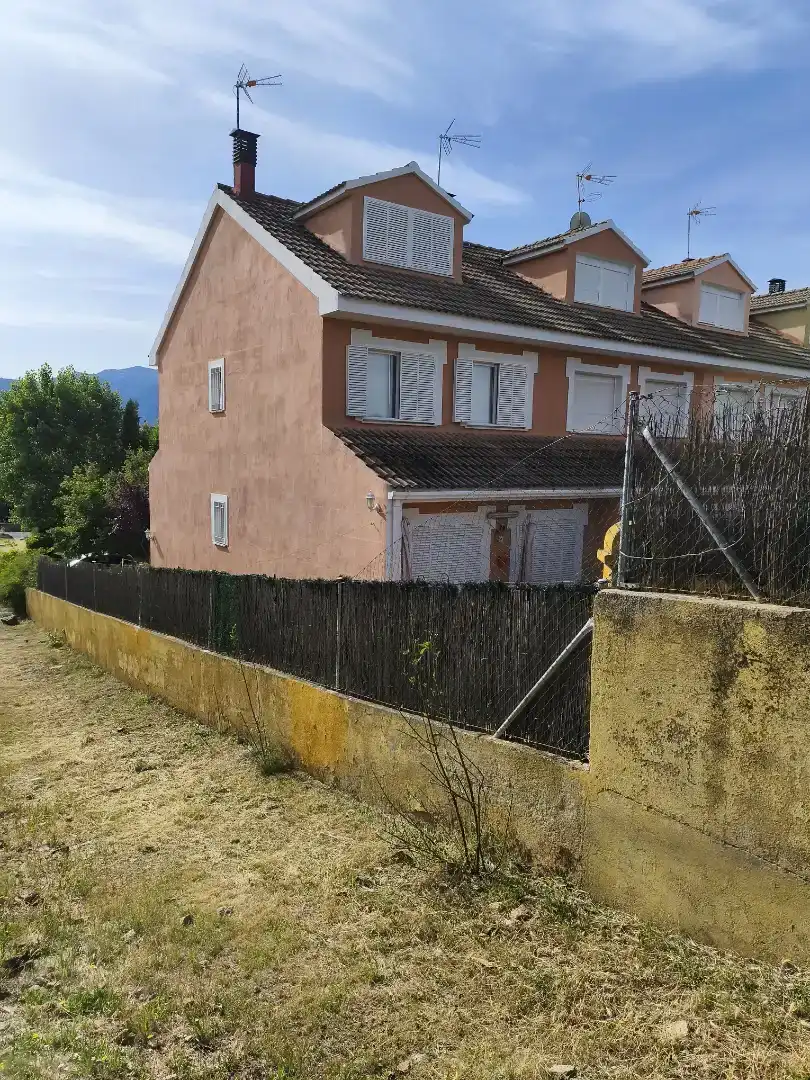 Casa adosada en venta en Navaluenga, Ávila