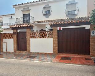 Vista exterior de Casa o xalet en venda en Fuengirola amb Aire condicionat, Calefacció i Jardí privat