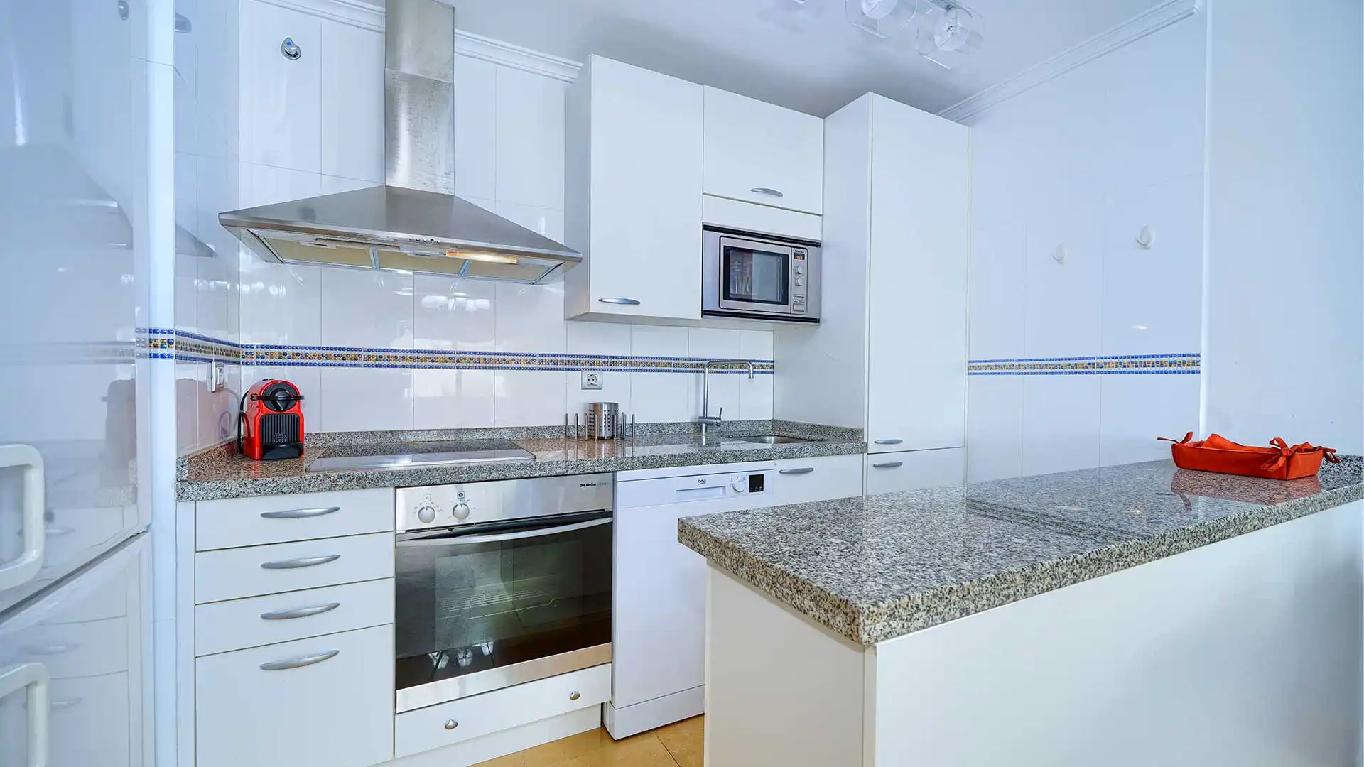 Cuina de Apartament en venda en Marbella amb Aire condicionat, Terrassa i Piscina