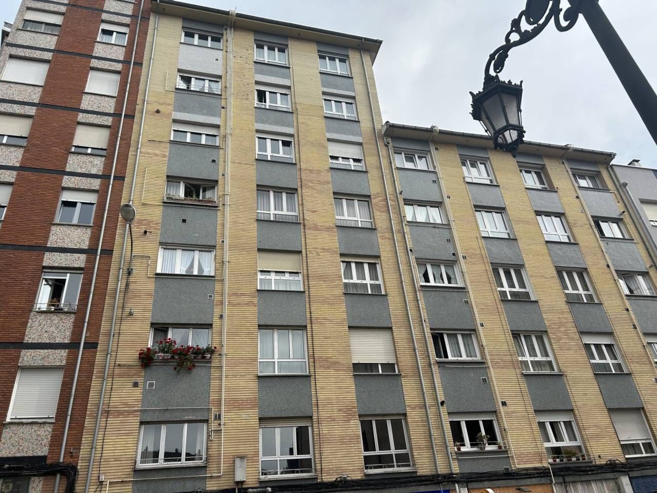 Vista exterior de Pis en venda en Oviedo  amb Calefacció, Parquet i Traster
