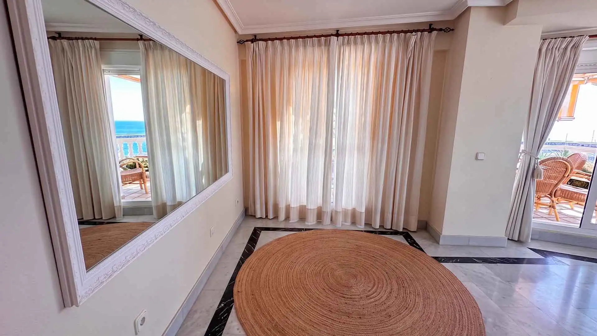 Dormitori de Apartament de lloguer en Marbella amb Terrassa, Piscina i Piscina comunitària