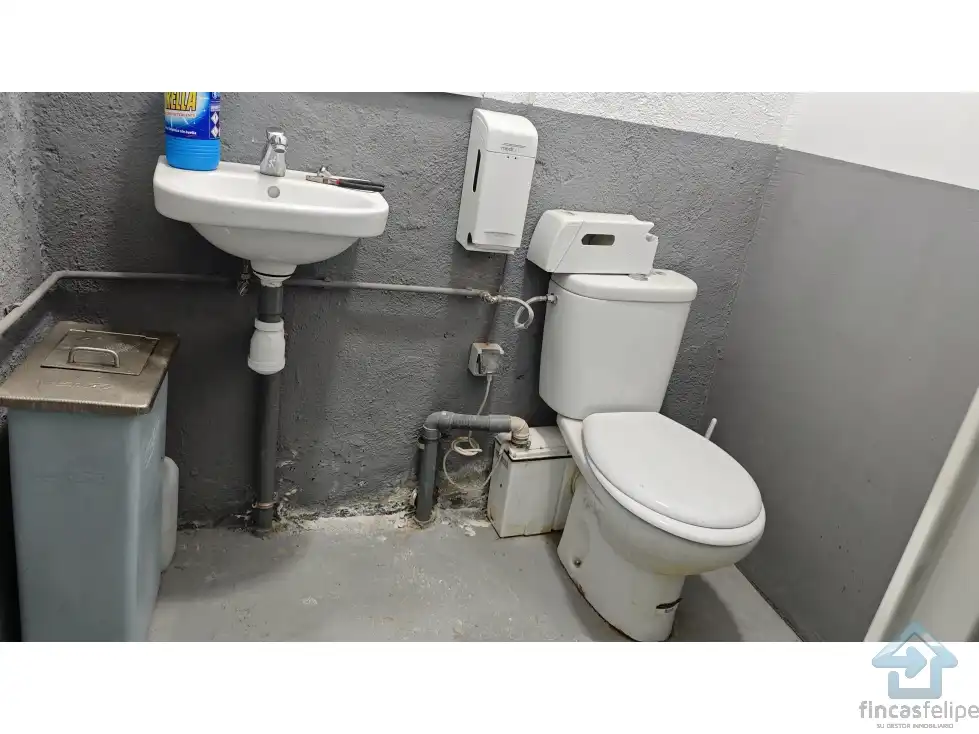 Baño de Local en venta en Madrid con Calefacción