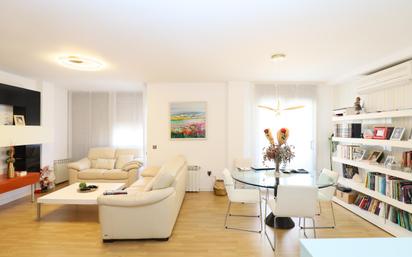 Living room of Flat for sale in Esplugues de Llobregat  with Air Conditioner, Heating and Parquet flooring