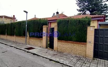 Vista exterior de Casa o xalet en venda en Valencina de la Concepción amb Terrassa i Piscina