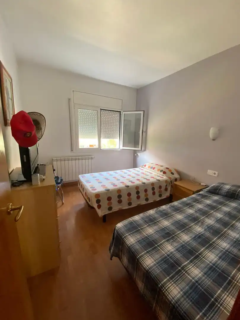 Dormitori de Casa adosada en venda en Salt amb Aire condicionat, Calefacció i Jardí privat