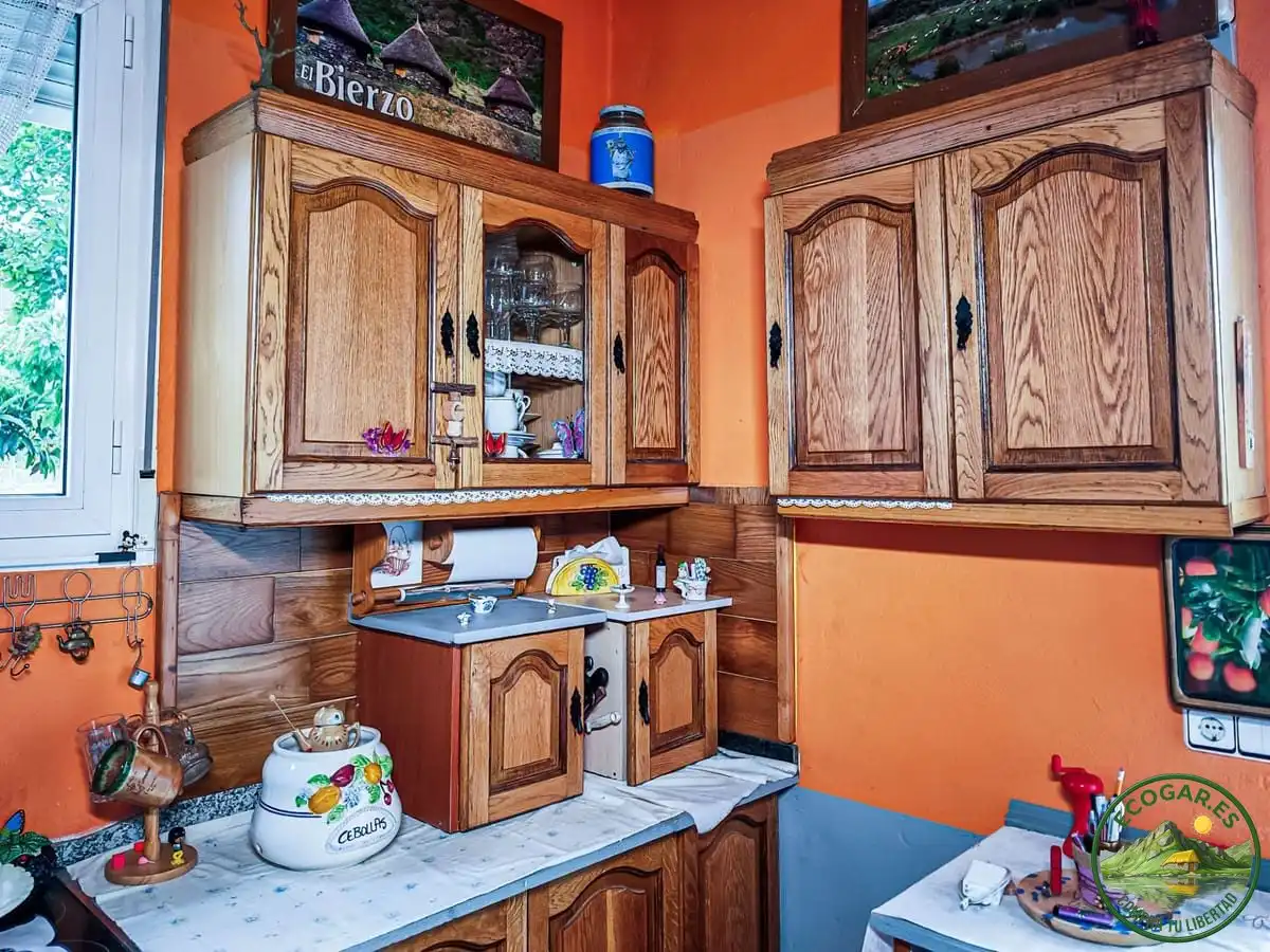 Cuina de Casa o xalet en venda en Cacabelos amb Calefacció, Jardí privat i Terrassa