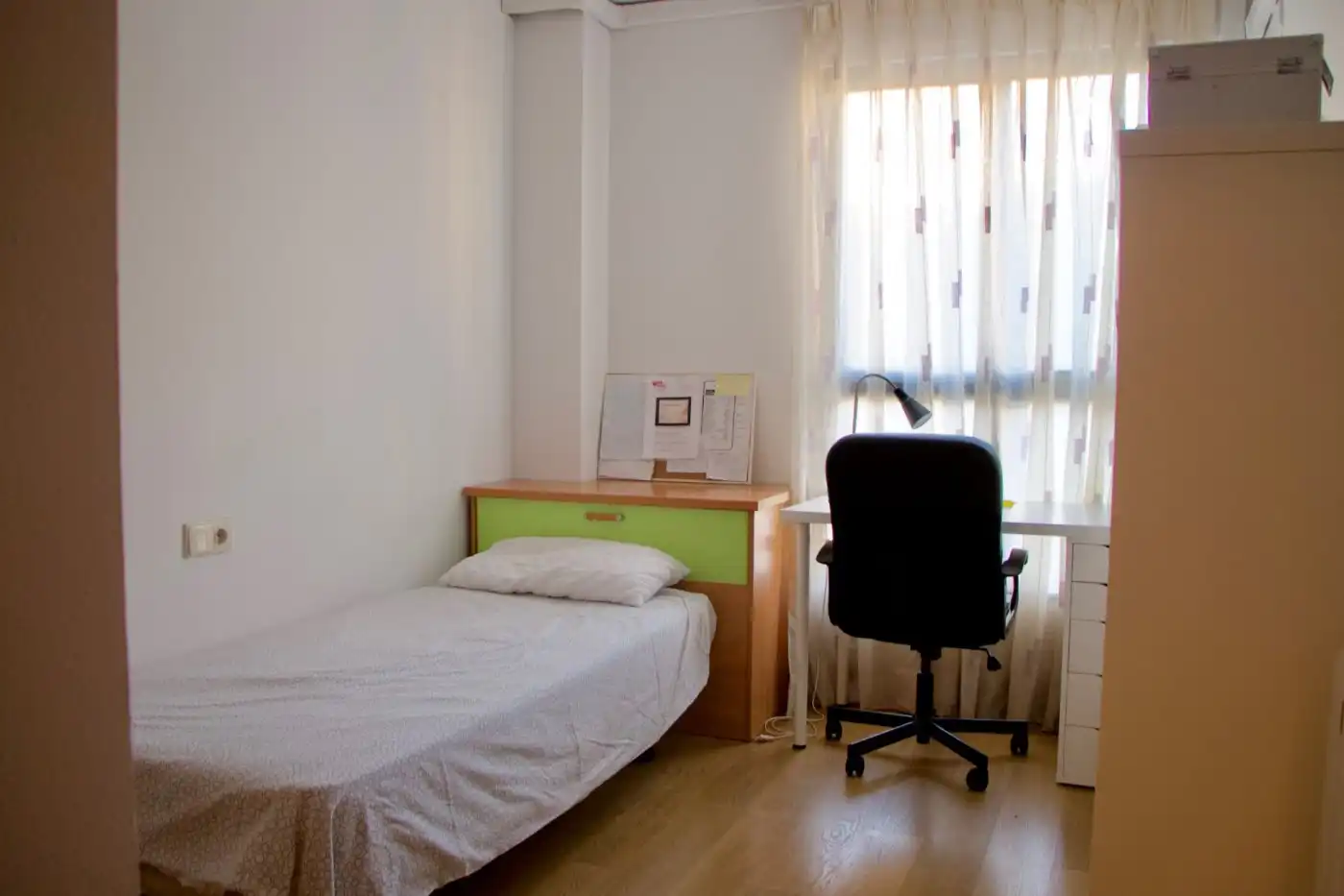 Dormitori de Apartament de lloguer en Moncada amb Aire condicionat, Parquet i Balcó