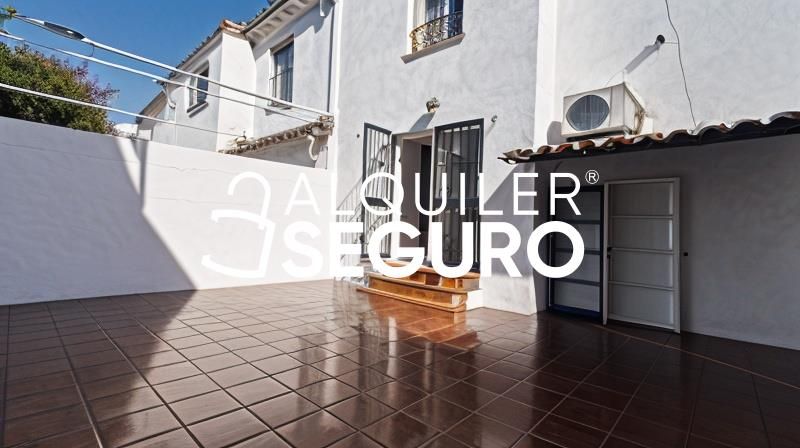 Vista exterior de Casa o xalet de lloguer en Tomares amb Aire condicionat