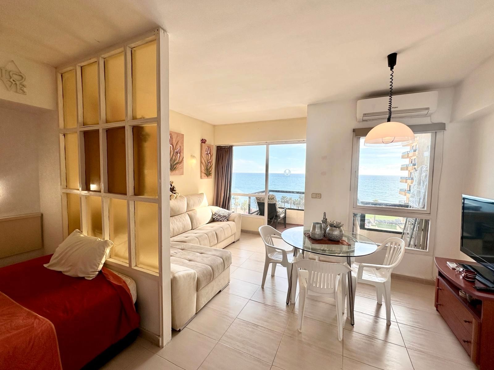 Sala d'estar de Estudi de lloguer en Benalmádena amb Aire condicionat, Terrassa i Moblat