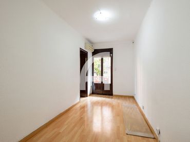 Piso con balcón en venta en Sants