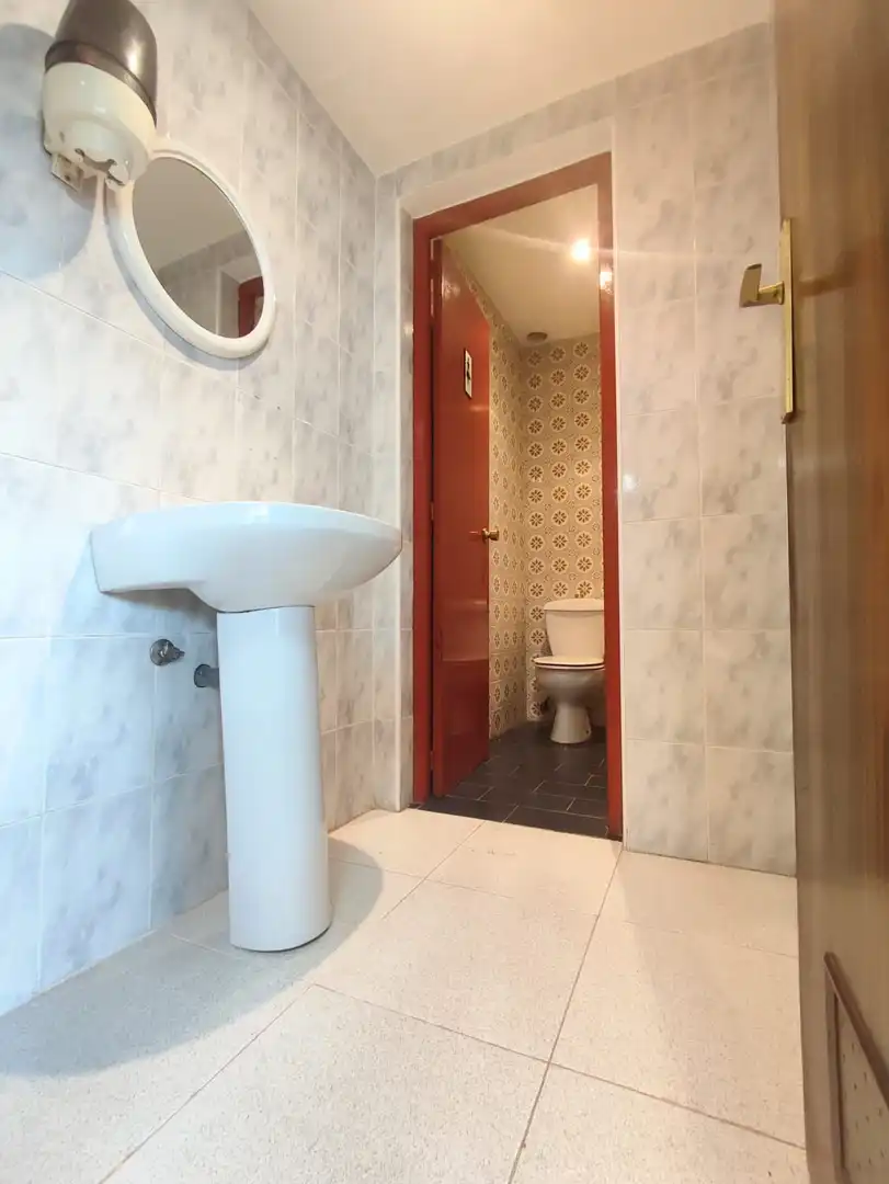 Badezimmer von Geschaftsraum zum Verkauf in Cervera del Río Alhama mit Möbliert