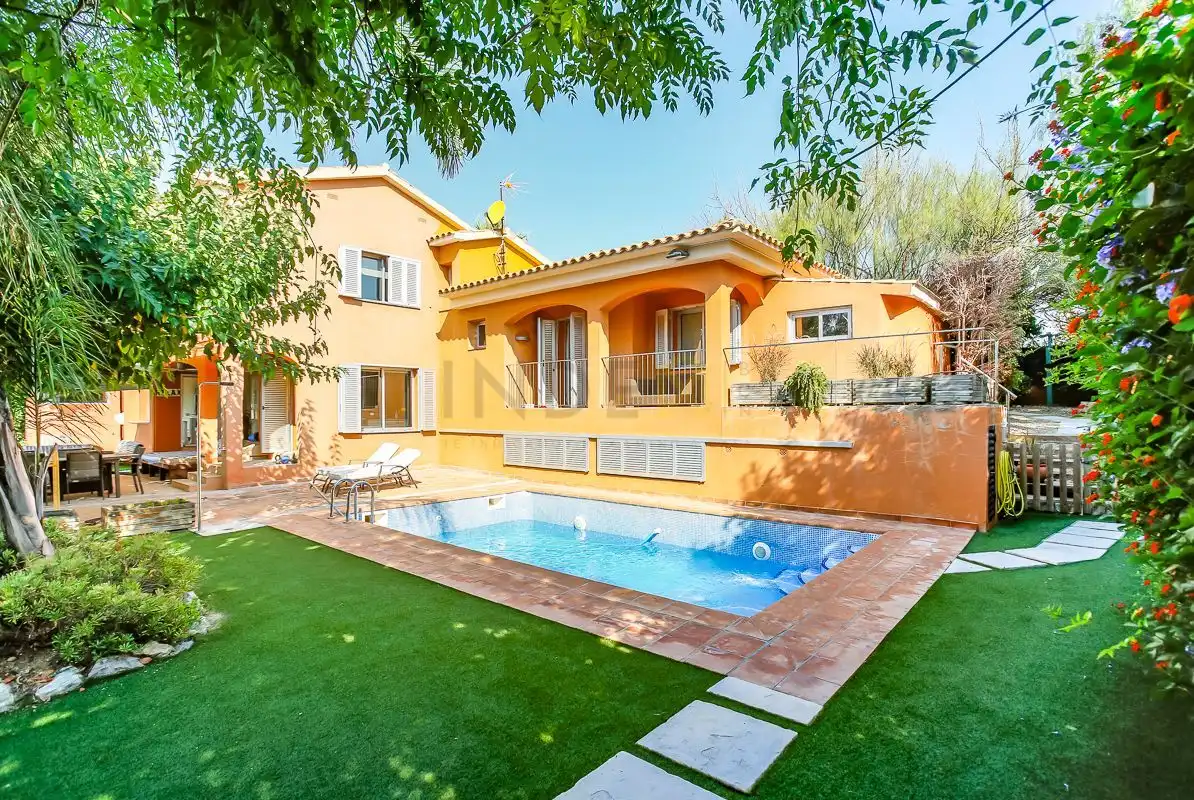 Piscina de Casa o xalet de lloguer en Vilanova i la Geltrú amb Aire condicionat, Calefacció i Jardí privat