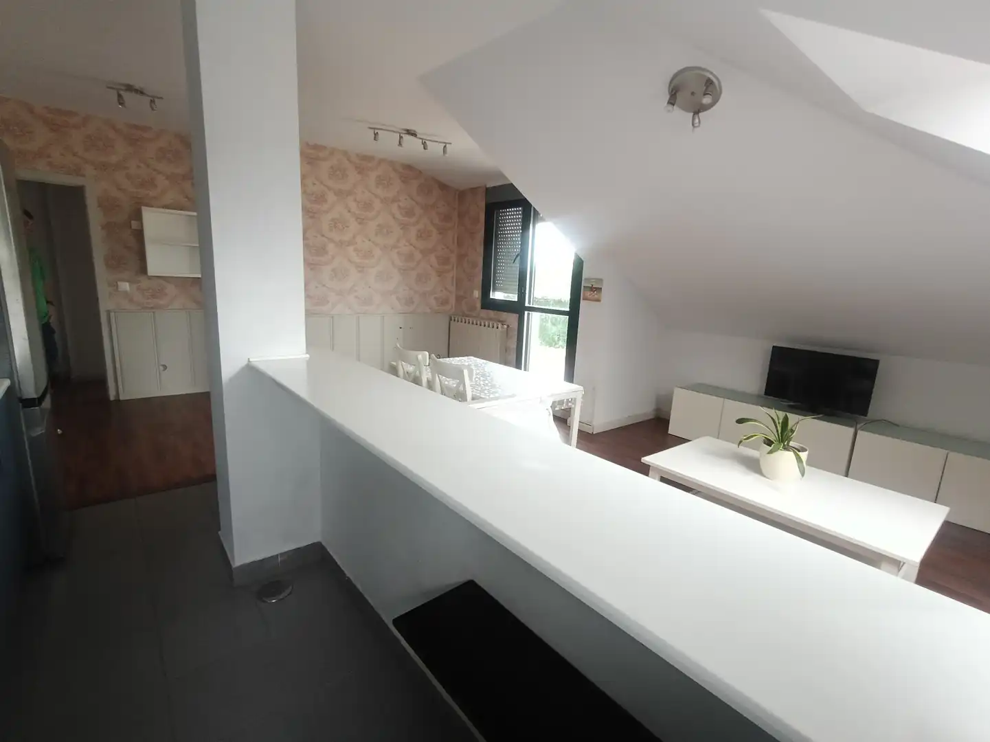 Wohnzimmer von Dachboden zum Verkauf in Cartes mit Heizung, Parkett und Terrasse