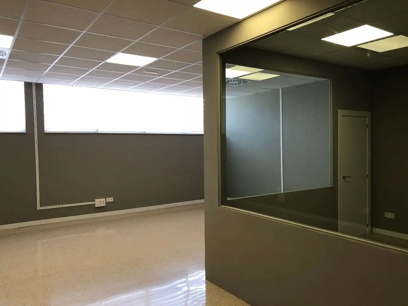 Büro zur Miete in Coslada mit Klimaanlage, Heizung und Alarm