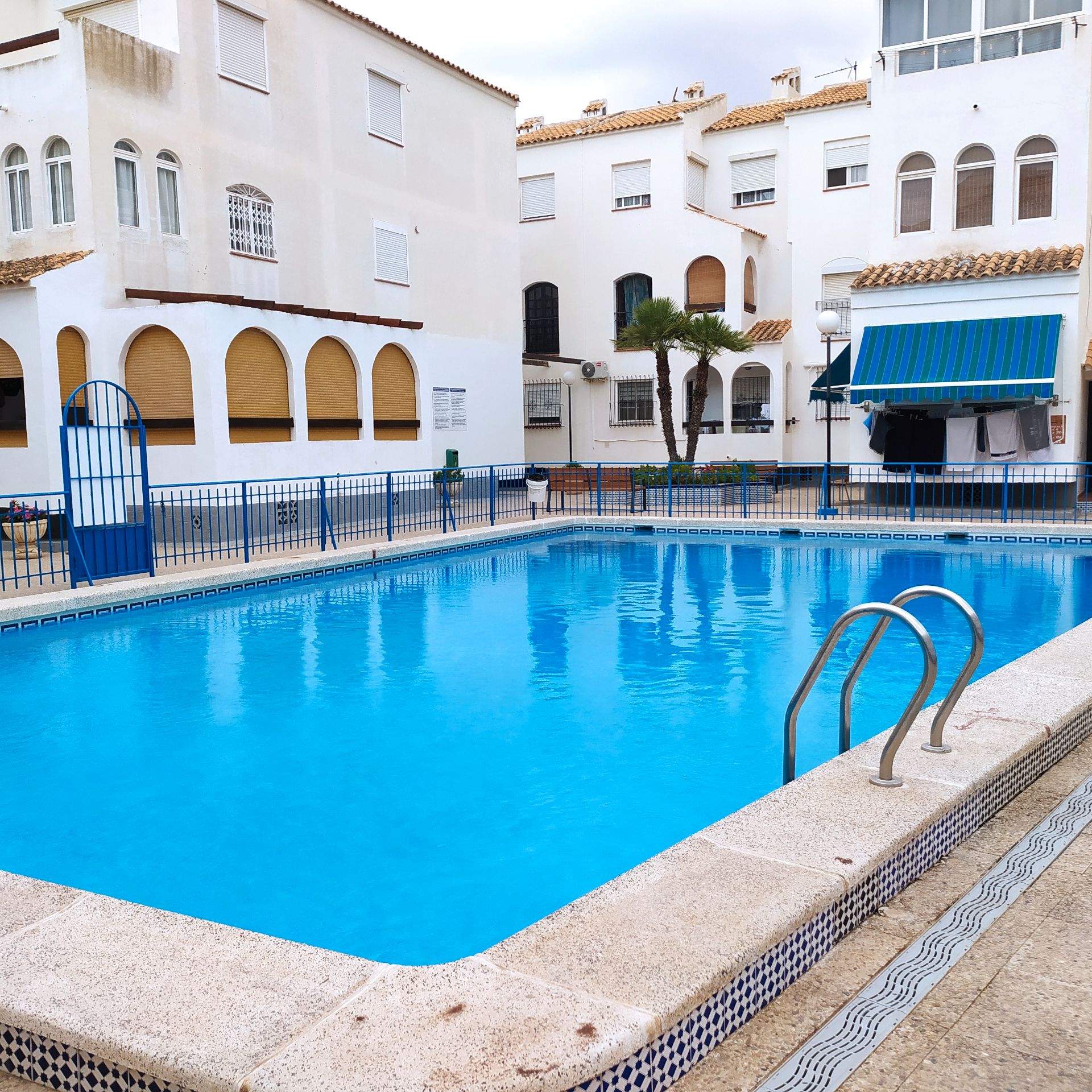 Piscina de Apartamento en venta en Torrevieja con Aire acondicionado, Trastero y Amueblado