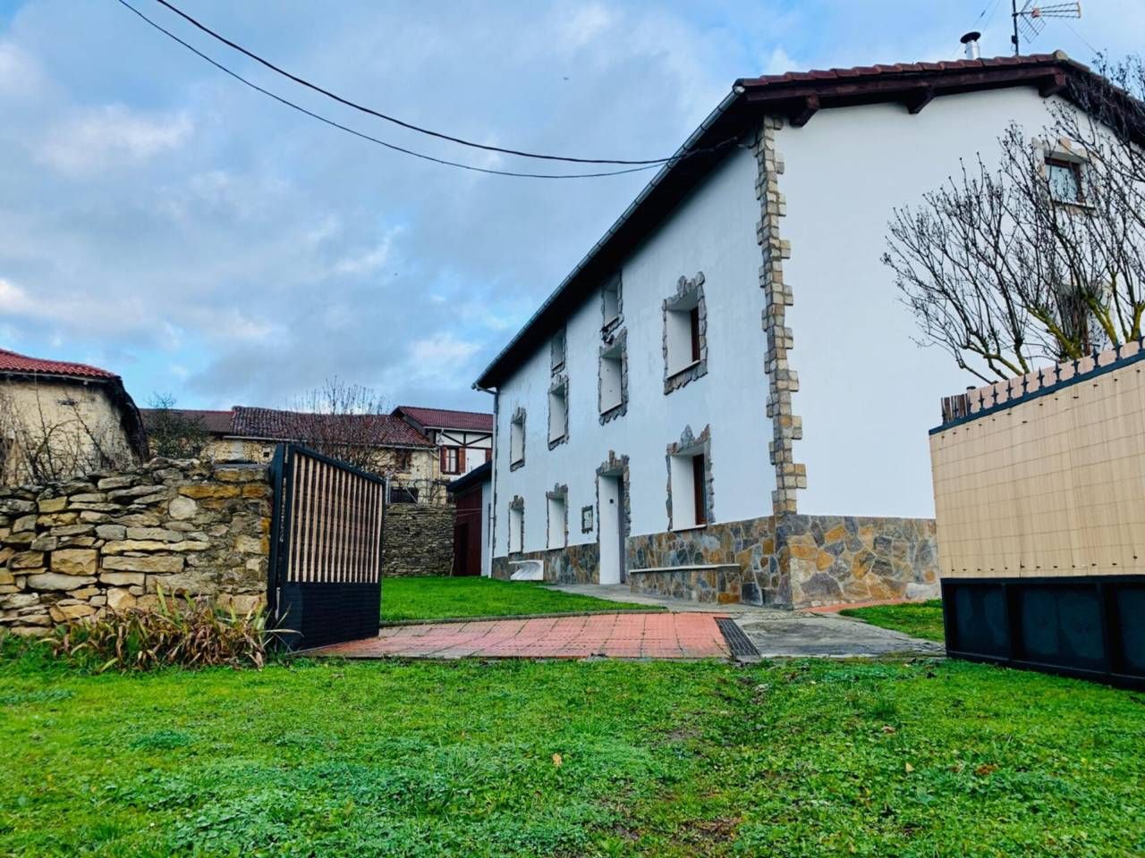 Vista exterior de Casa o xalet en venda en Valle de Losa amb Calefacció, Jardí privat i Moblat