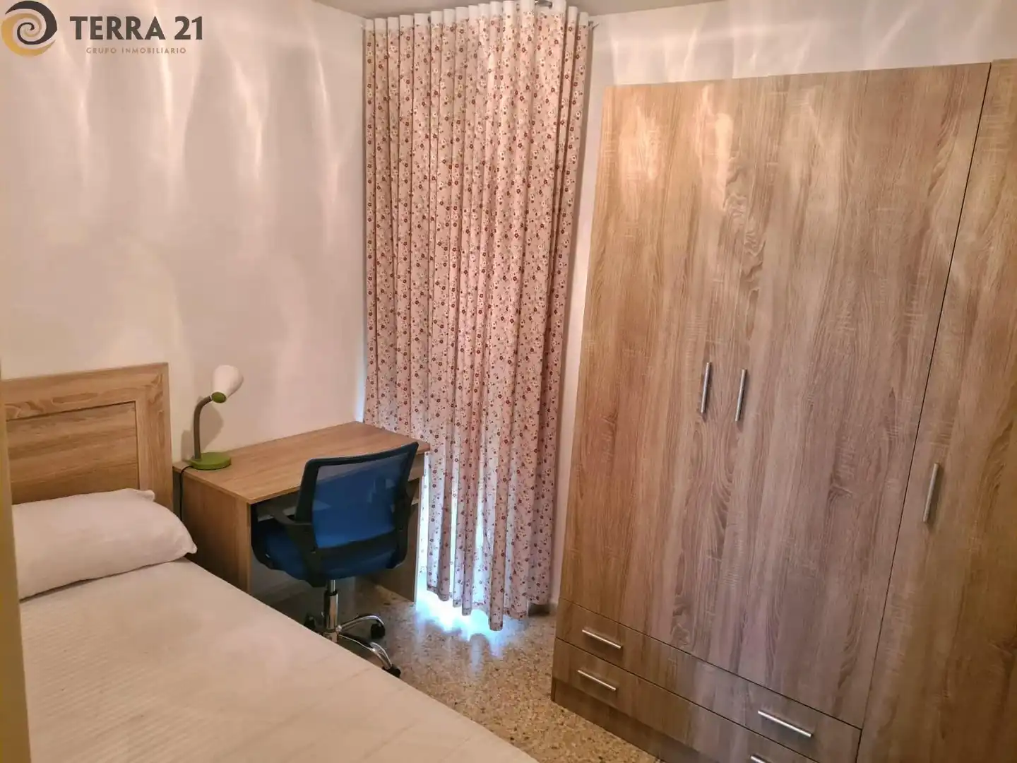 Dormitori de Pis de lloguer en Jaén amb Aire condicionat, Terrassa i Moblat