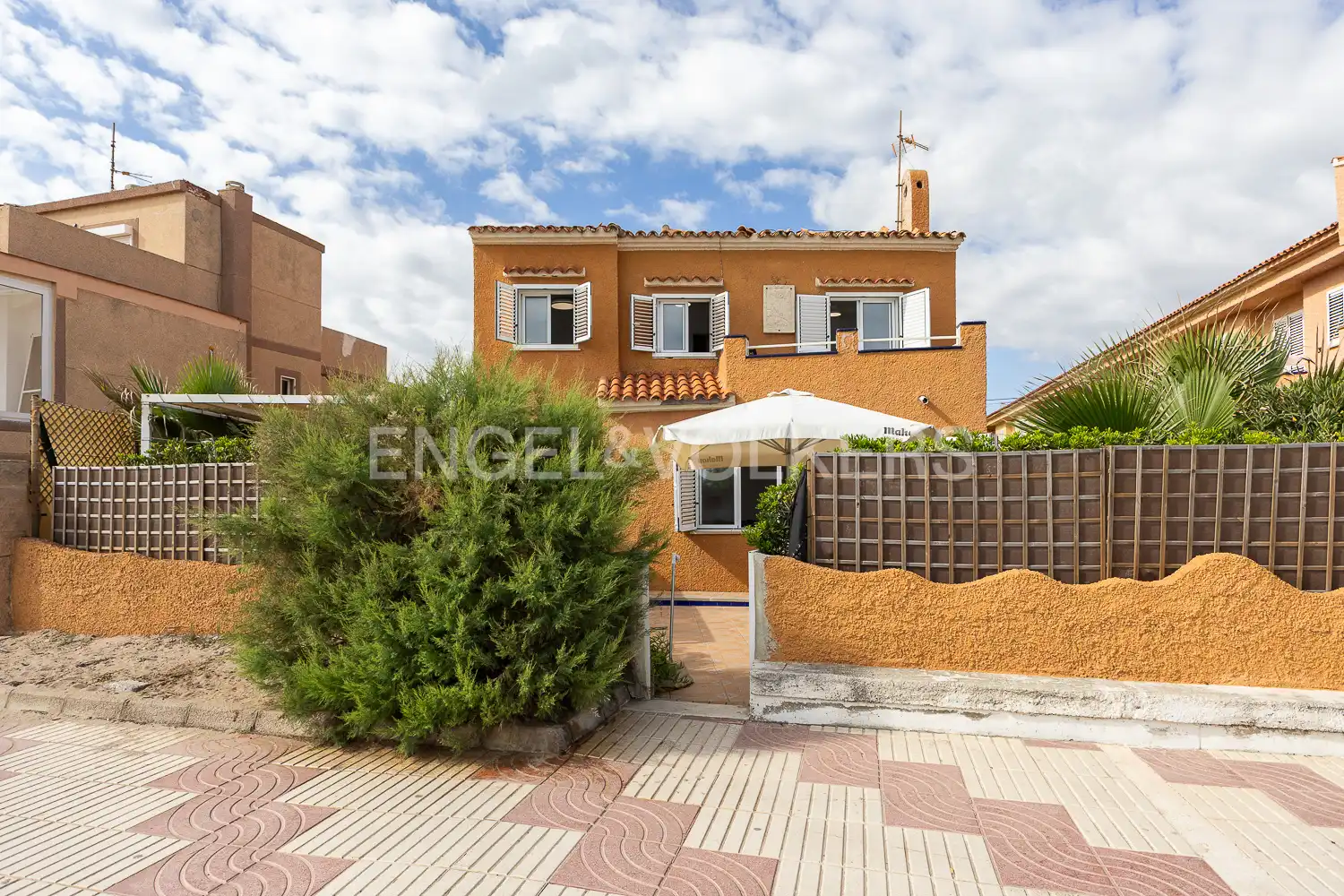 Vista exterior de Casa o xalet en venda en Sueca amb Calefacció, Terrassa i Moblat