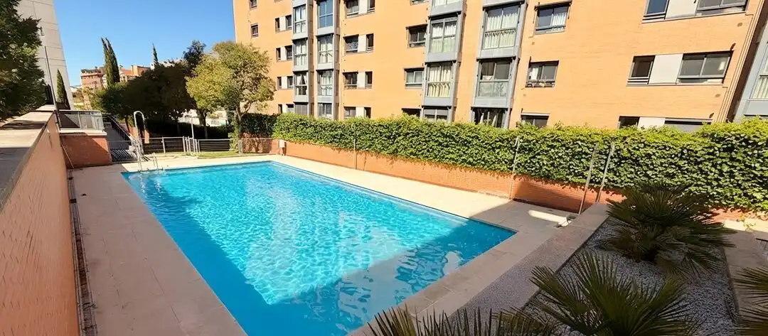 Piscina de Pis de lloguer en  Madrid Capital amb Aire condicionat, Calefacció i Jardí privat