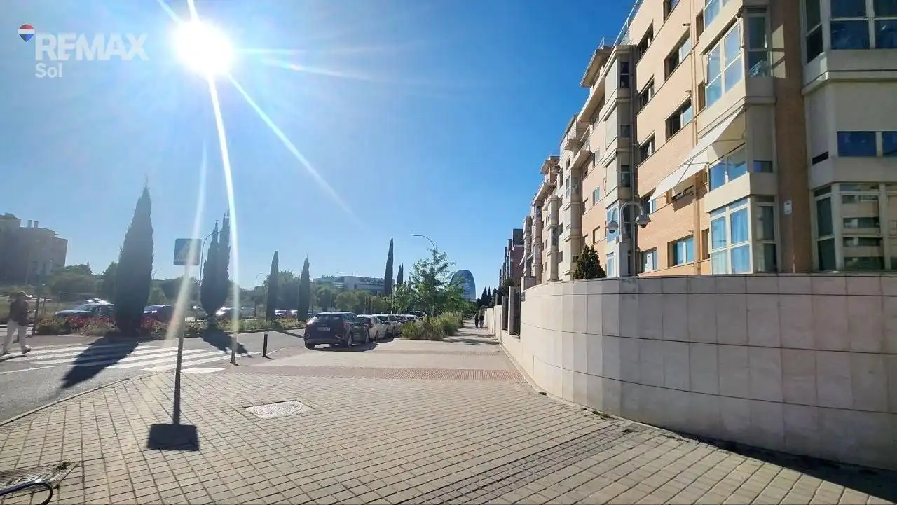 Außenansicht von Wohnung zum Verkauf in Madrid mit Privatgarten, Parkett und Gemeinschaftspool