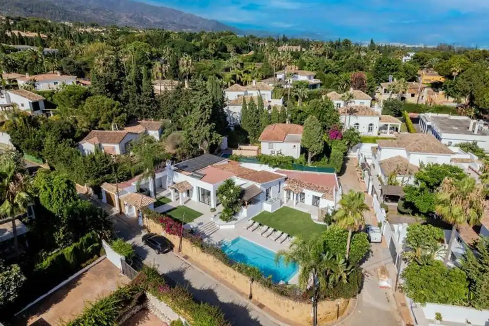 Vista exterior de Casa o xalet de lloguer en Marbella amb Aire condicionat, Jardí privat i Terrassa