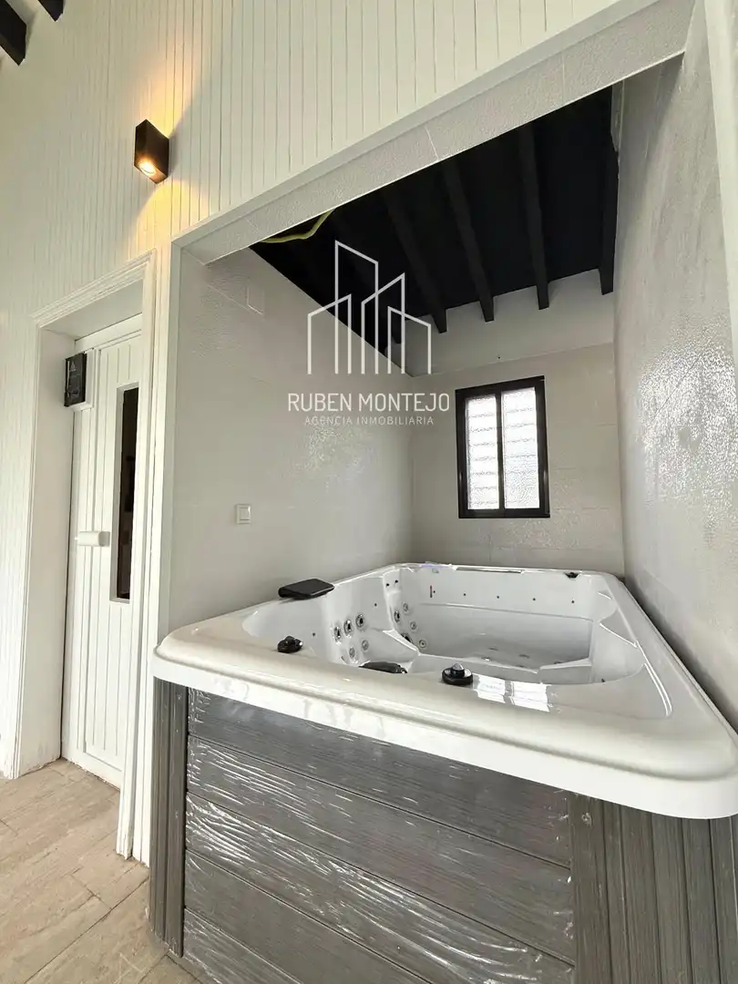 Vista exterior de Casa o xalet en venda en Carbajosa de la Sagrada amb Calefacció, Jardí privat i Piscina