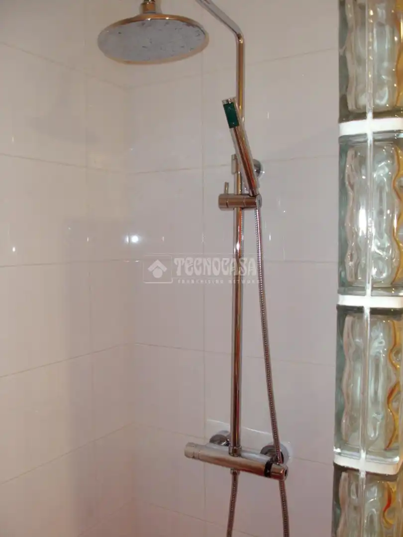 Bany de Edifici en venda en Madrid amb Alarma
