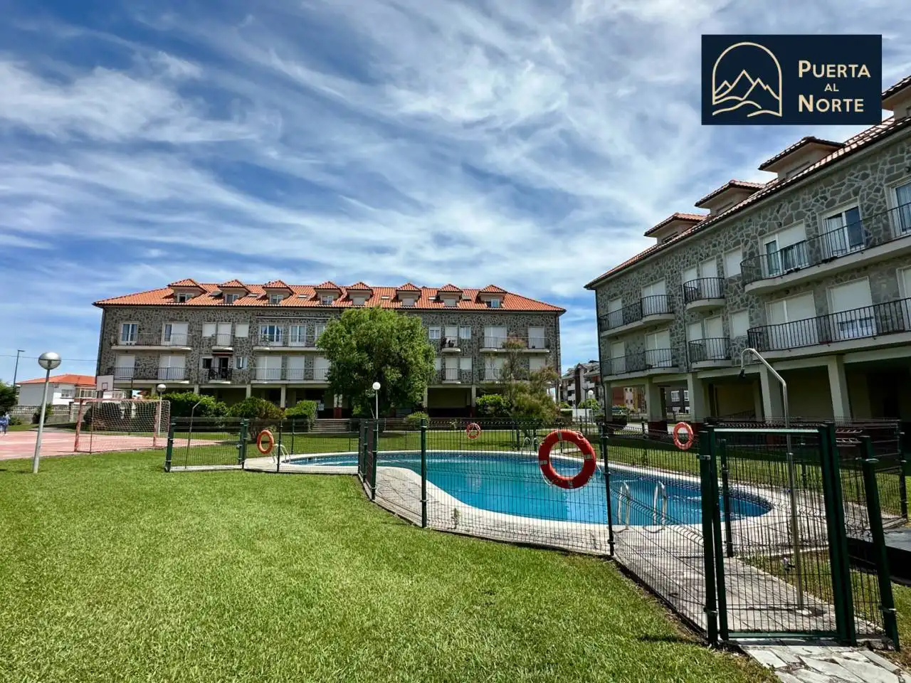 Vista exterior de Piso en venta en Suances con Calefacción, Amueblado y Balcón