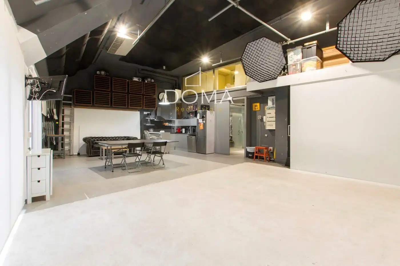Commercial properties for sale in Barcelona  with Air Conditioner, Terrace and Furnished