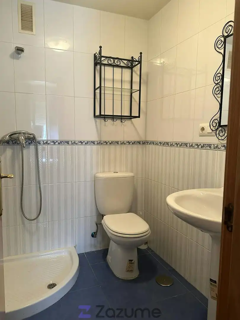 Baño de Piso de alquiler en Arcas del Villar con Calefacción, Trastero y Amueblado