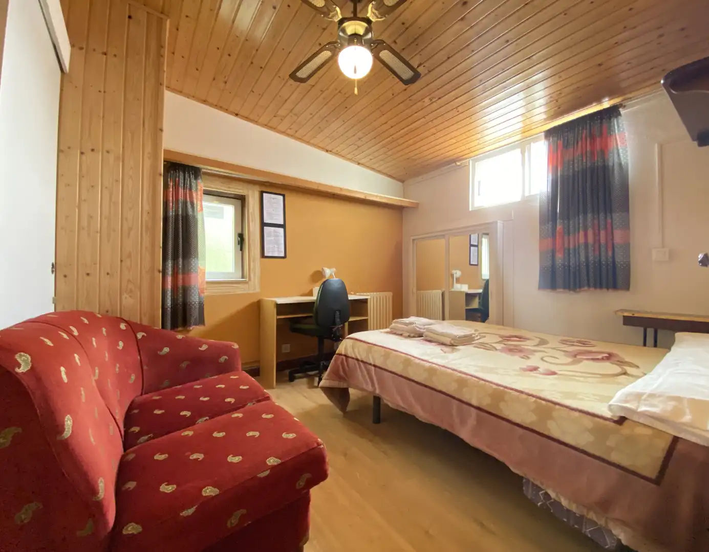 Habitación de Casa adosada en venta en Santiago de Compostela  con Calefacción, Trastero y Amueblado
