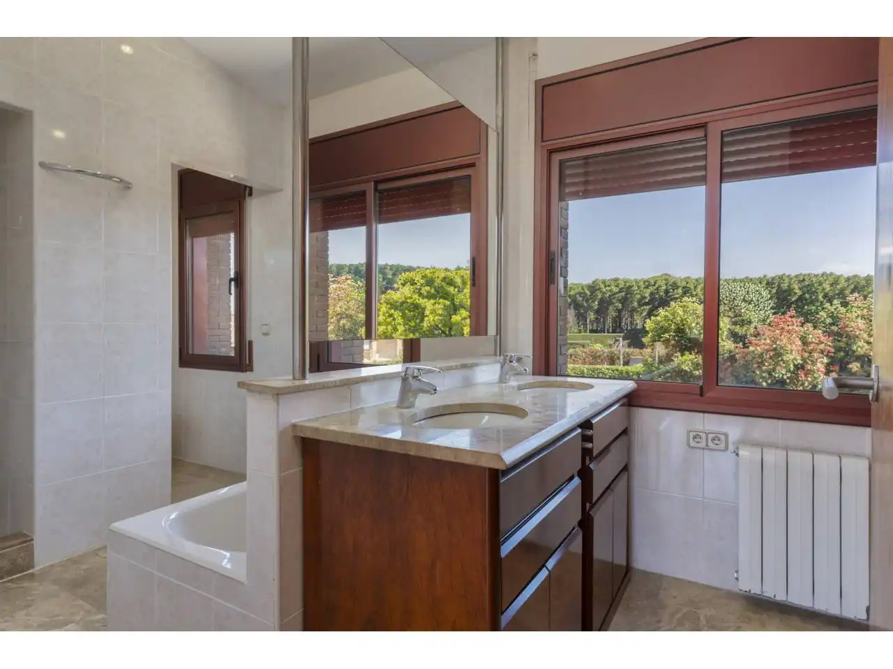 Bany de Casa o xalet en venda en Girona amb Aire condicionat, Calefacció i Jardí privat