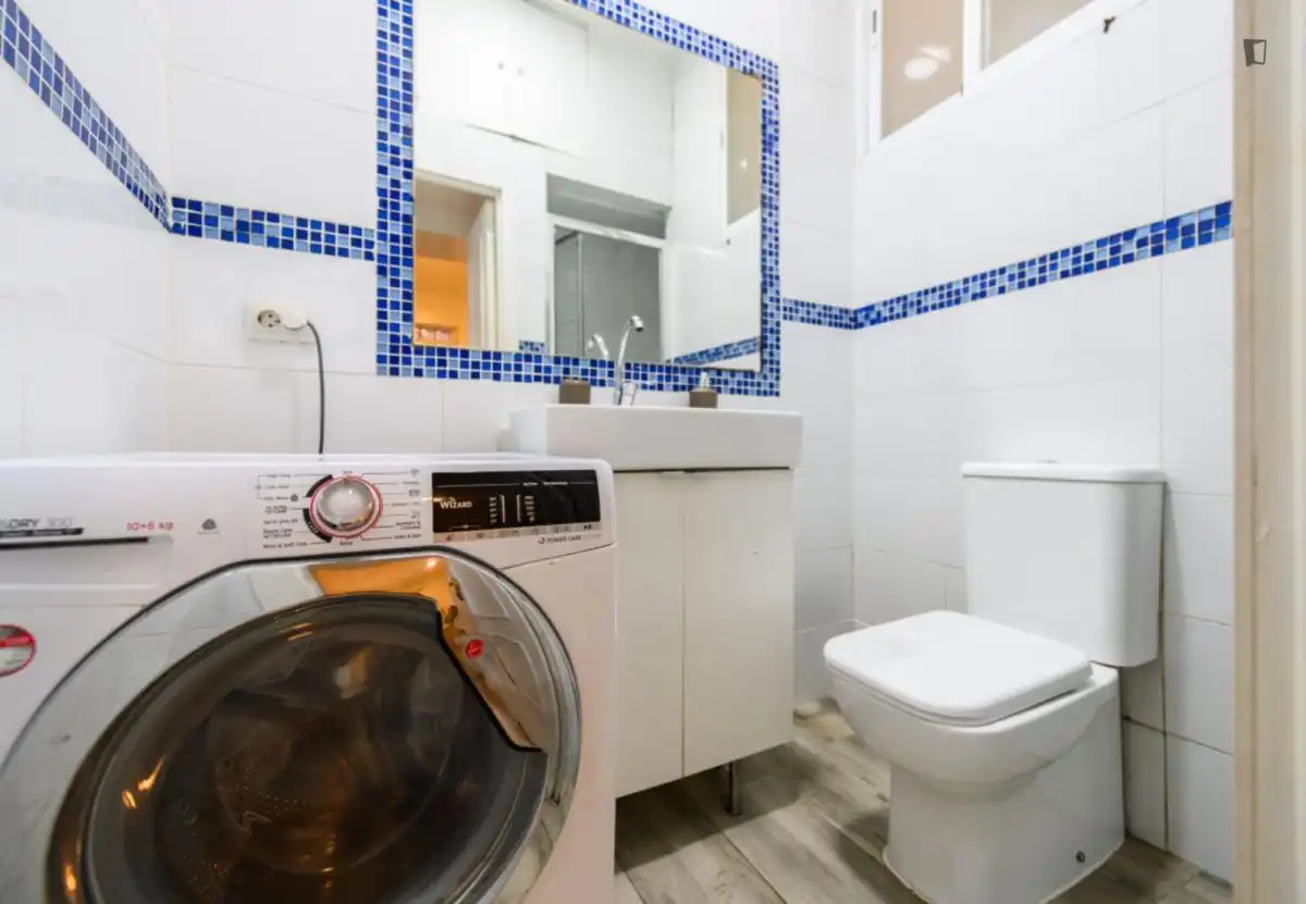 Bany de Apartament de lloguer en Madrid amb Calefacció, Moblat i Forn