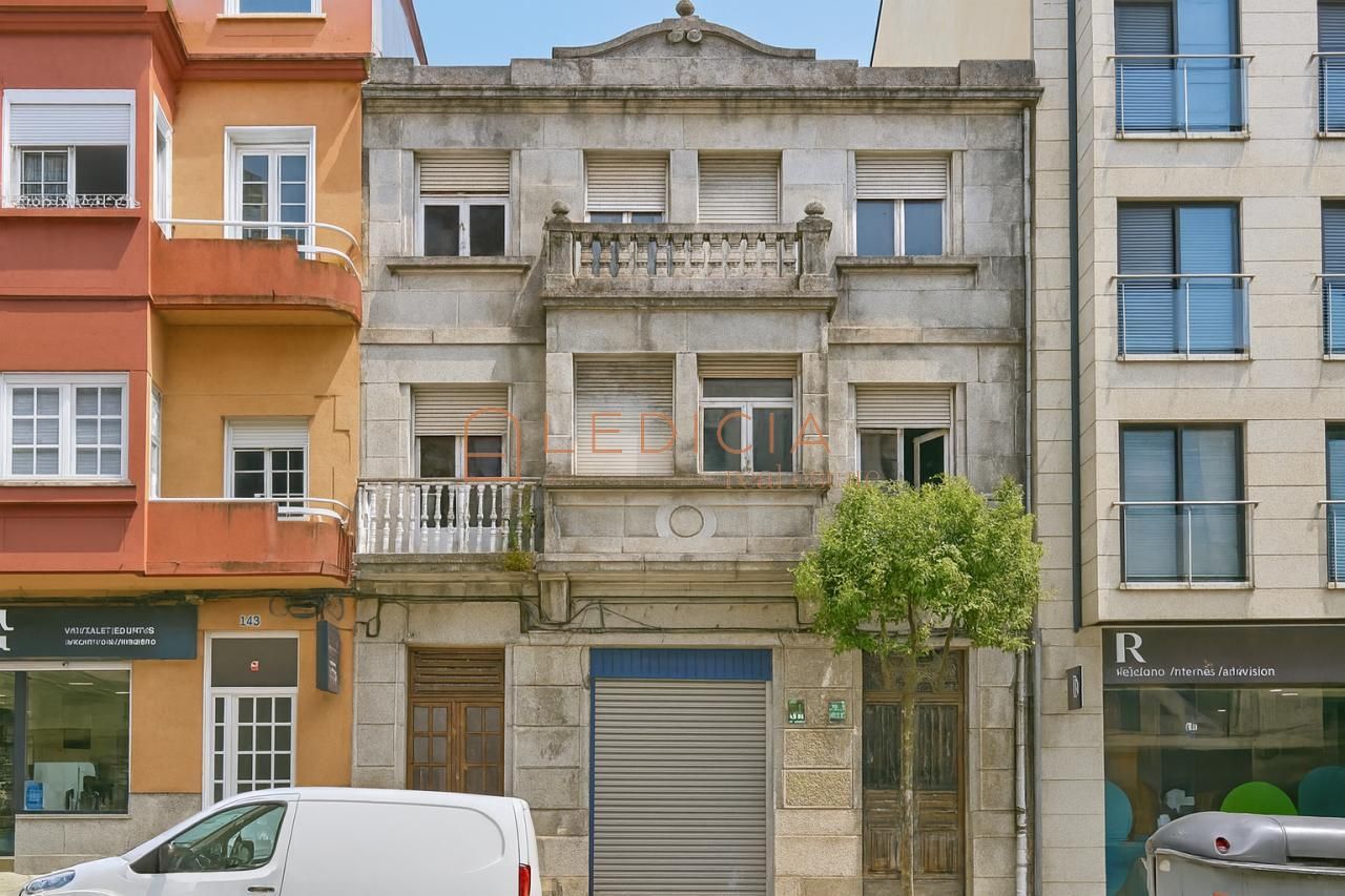 Vista exterior de Edifici en venda en Vigo 