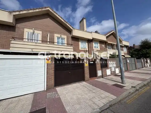 Villa con giardino in affitto a Calle De las hayas