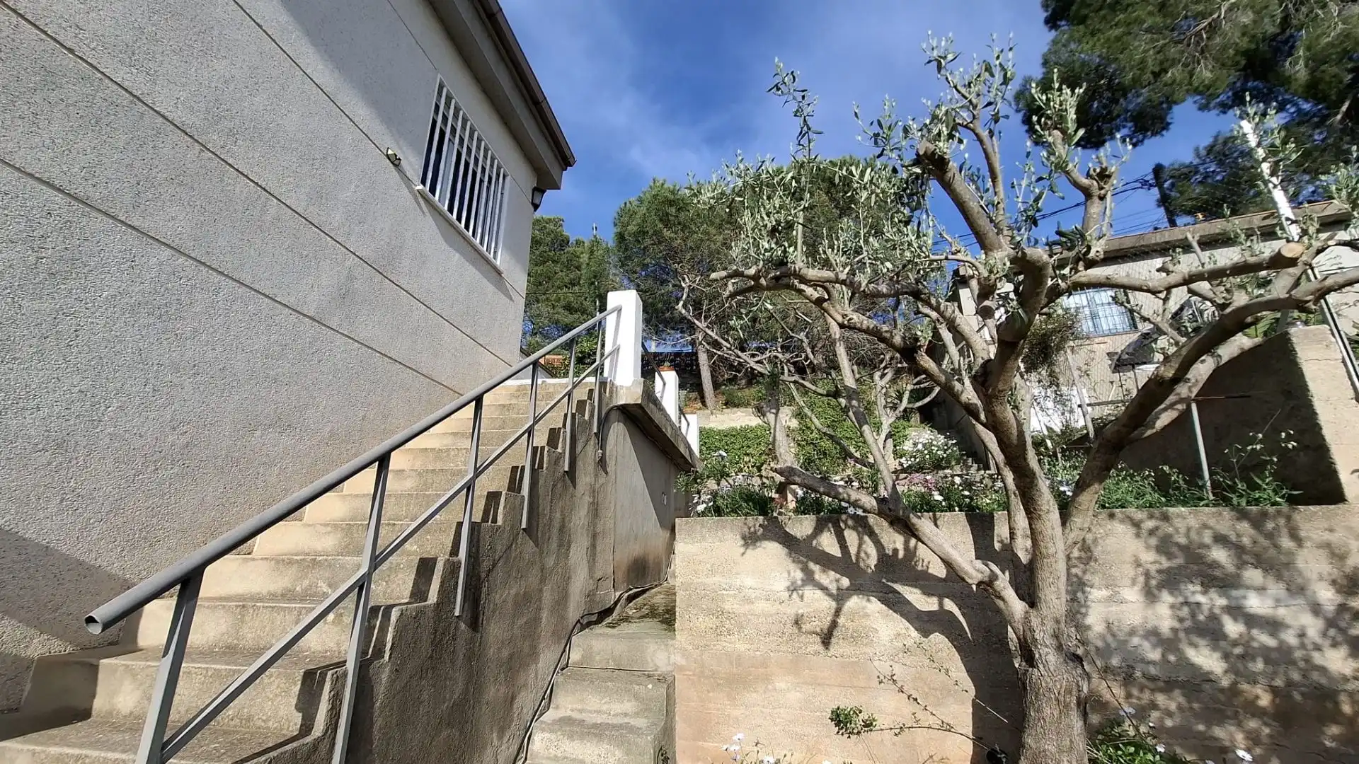 Vista exterior de Casa o xalet en venda en Vallirana amb Aire condicionat, Calefacció i Terrassa