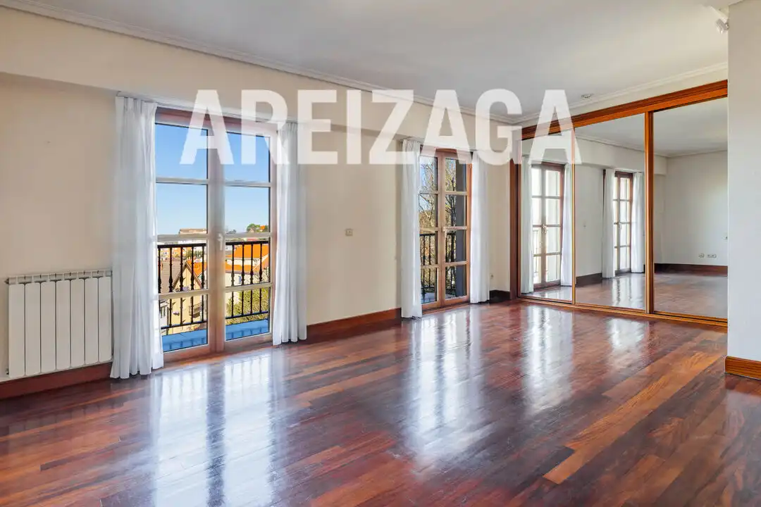 Dormitori de Casa o xalet en venda en Donostia - San Sebastián  amb Calefacció, Jardí privat i Terrassa