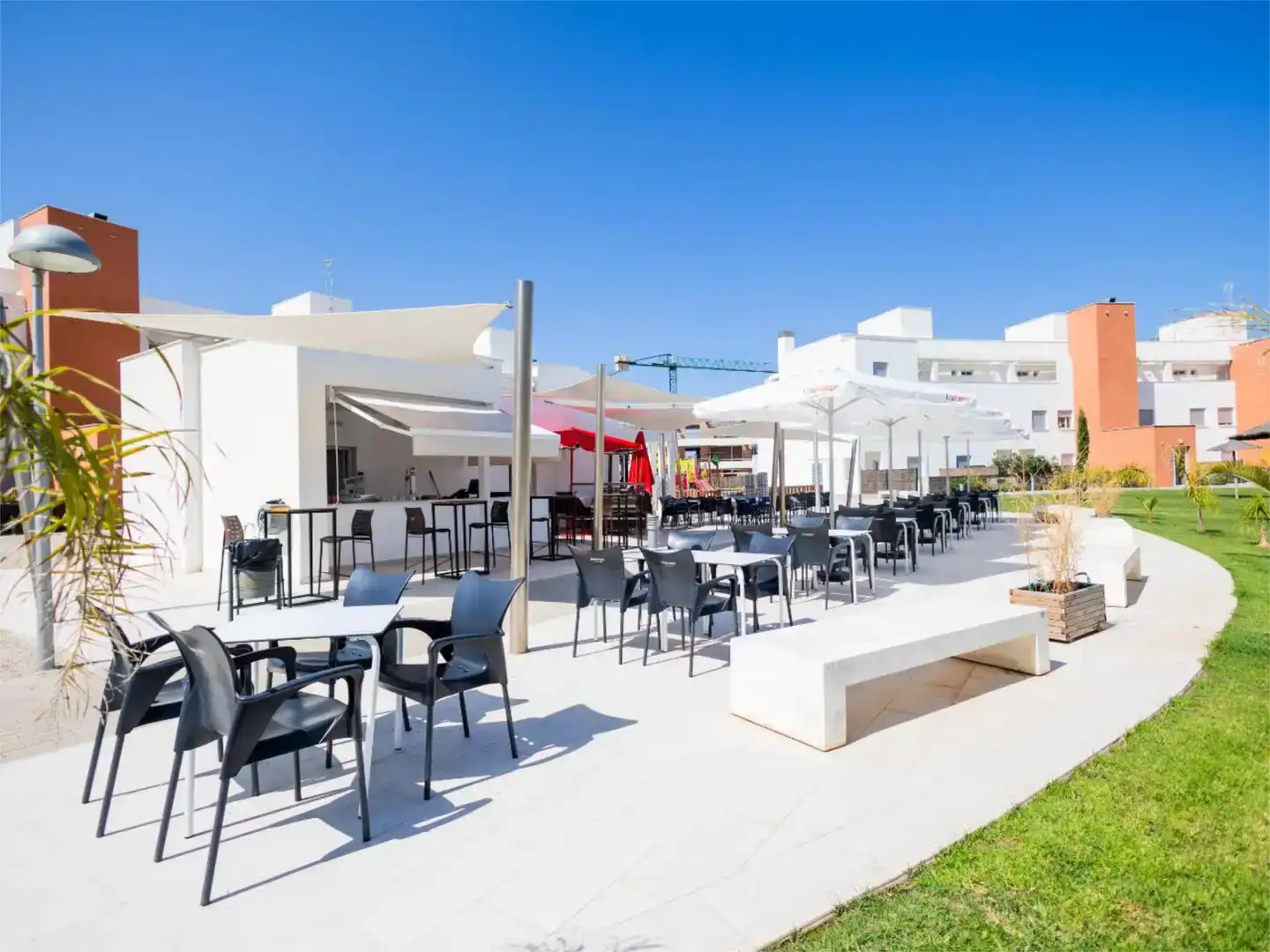 Terrasse von Wohnungen zur Miete in Chipiona mit Klimaanlage, Privatgarten und Schwimmbad