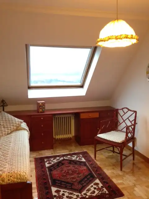 Dormitori de Apartament de lloguer en Oviedo  amb Calefacció, Parquet i Moblat