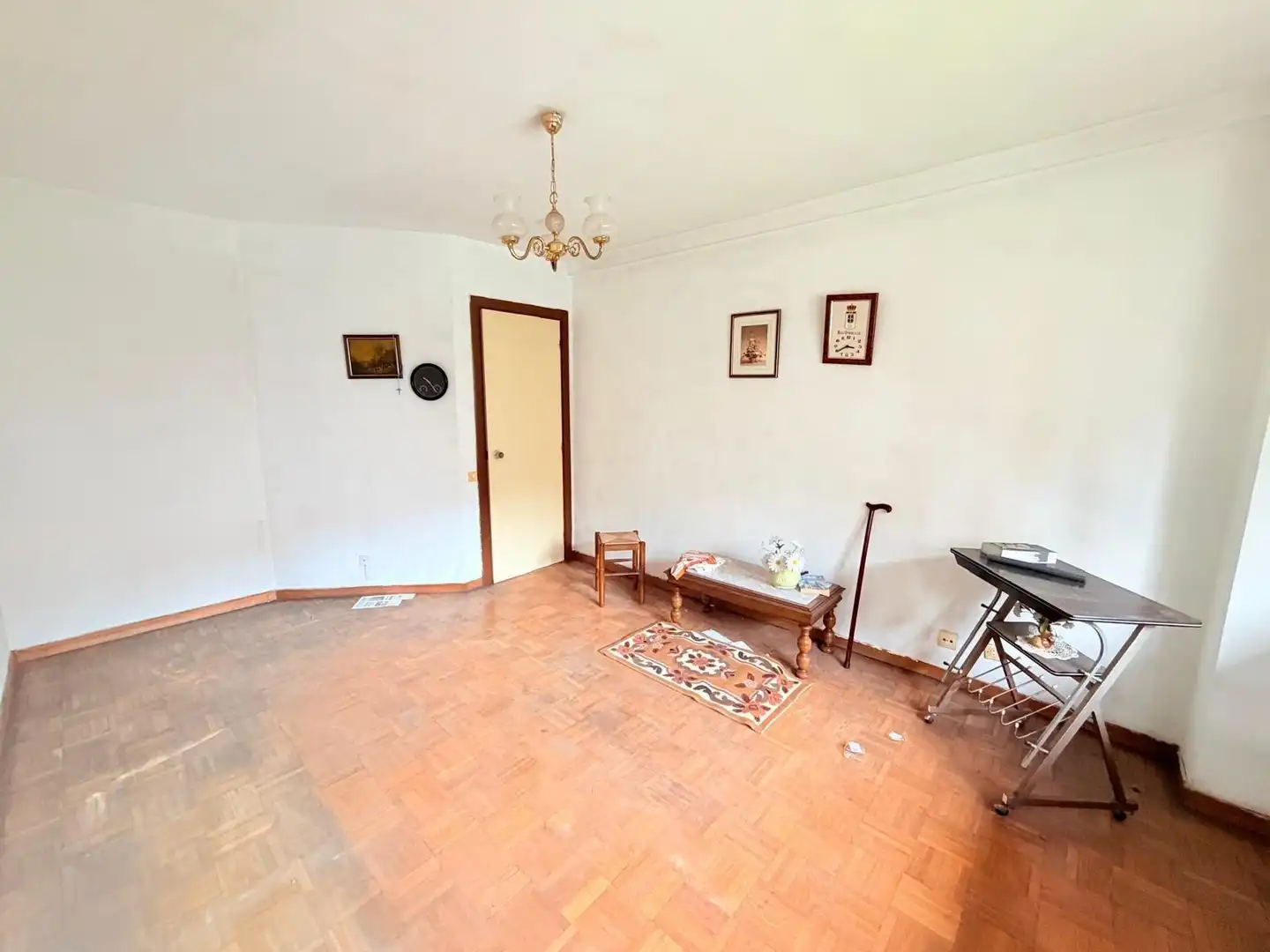 Sala d'estar de Pis en venda en Oviedo  amb Jardí privat, Terrassa i Balcó