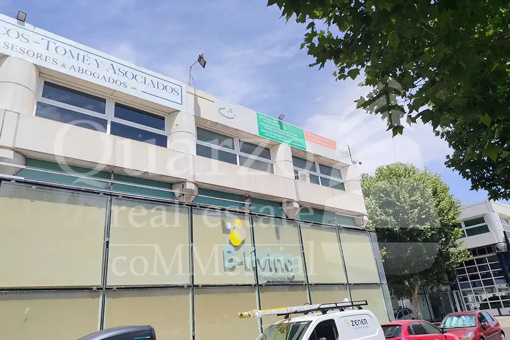 Vista exterior de Local en venta en Alcalá de Henares