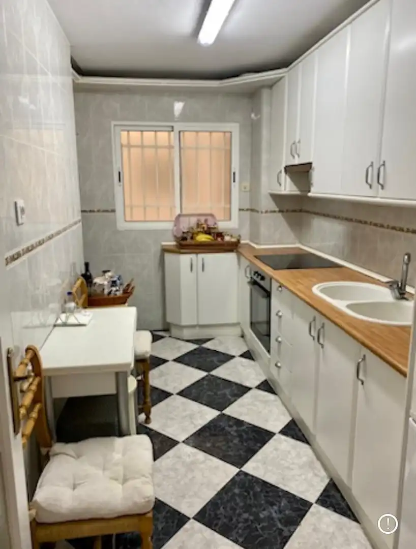 Cuina de Apartament de lloguer en Almería amb Aire condicionat, Terrassa i Moblat
