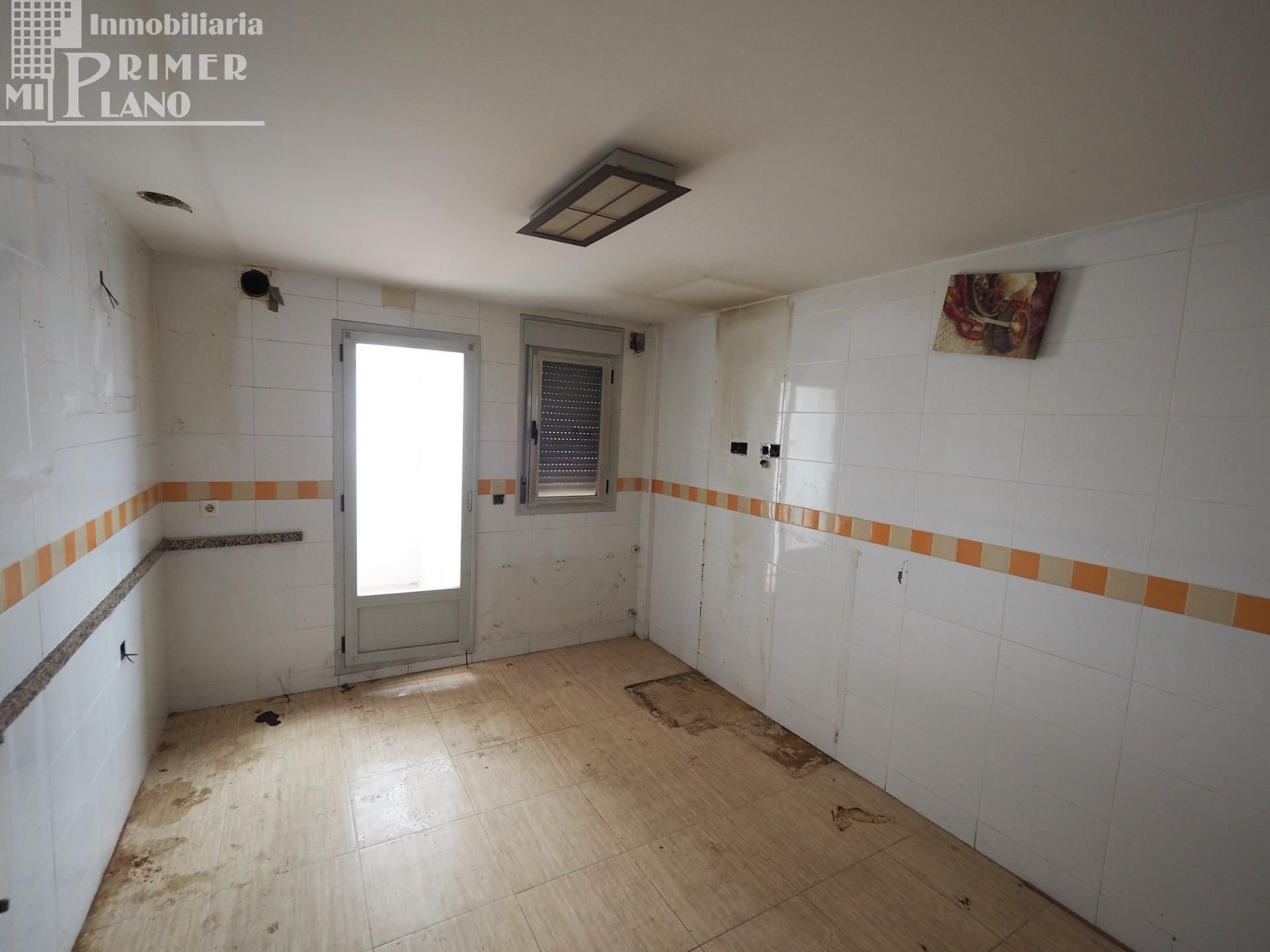 Cuina de Dúplex en venda en Tomelloso amb Calefacció, Terrassa i Traster