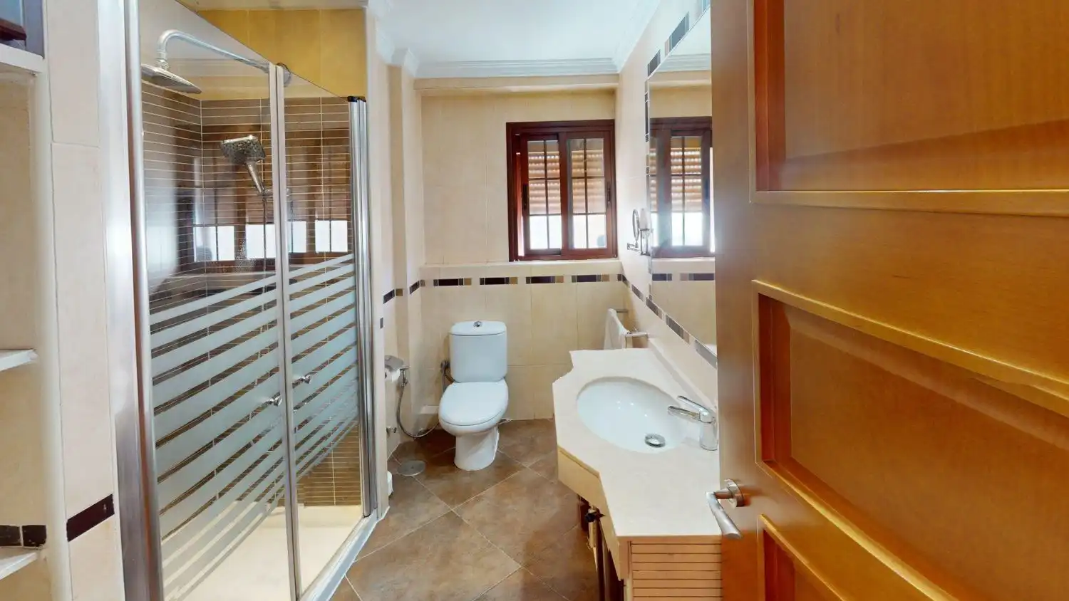 Badezimmer von Wohnung zur Miete in Sevilla mit Klimaanlage und Heizung