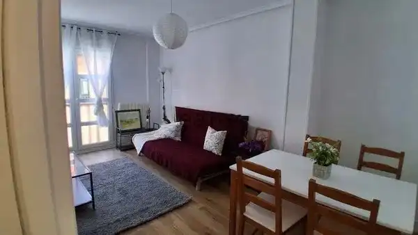 Sala d'estar de Apartament en venda en Gijón  amb Calefacció, Moblat i Balcó