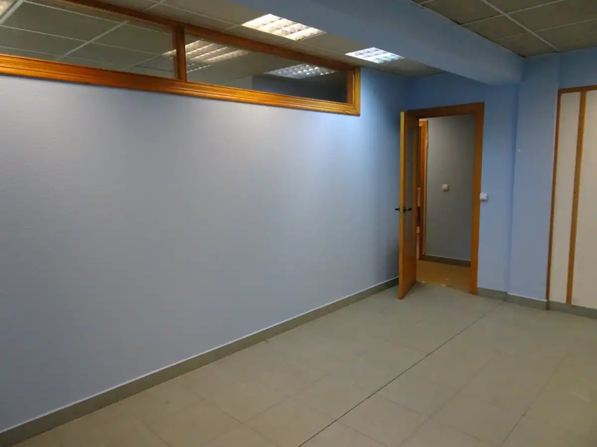 Büro zur Miete in Torrelavega  mit Klimaanlage, Abstellraum und Möbliert