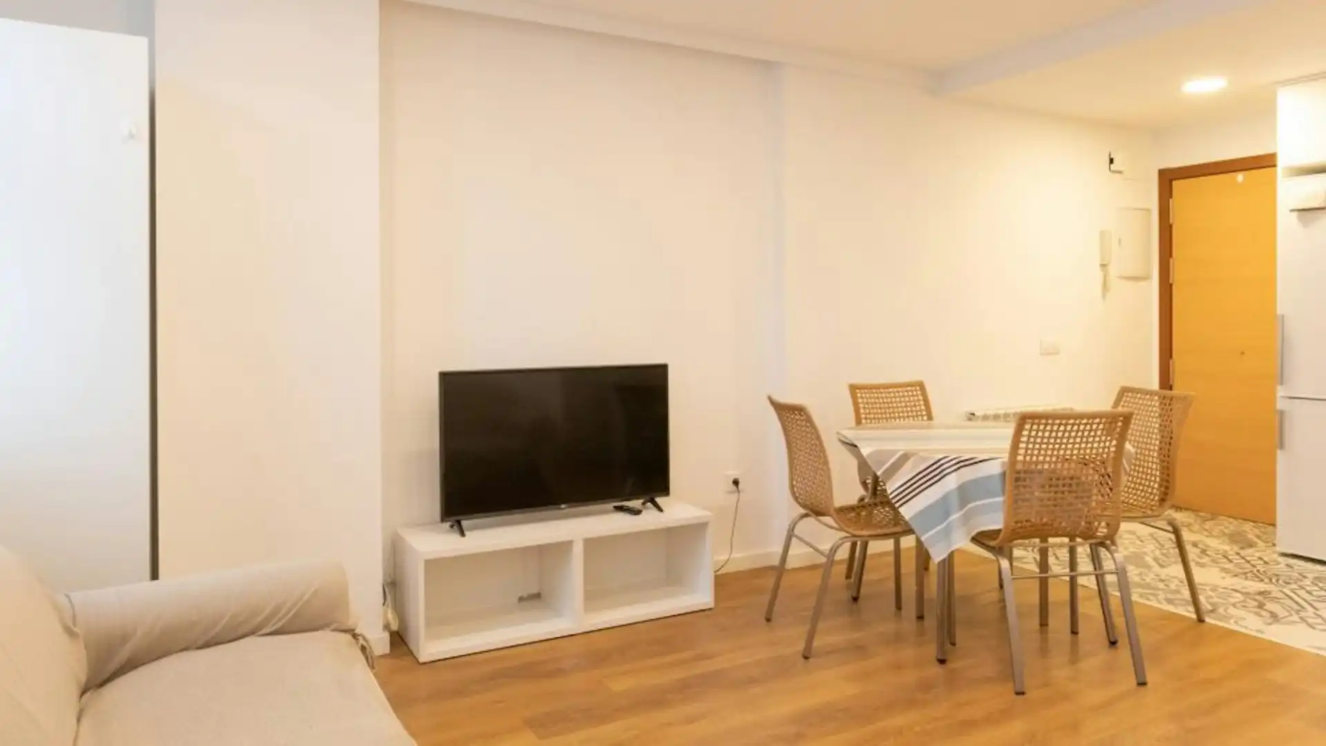 Sala d'estar de Pis de lloguer en Madrid amb Moblat, Rentadora i TV