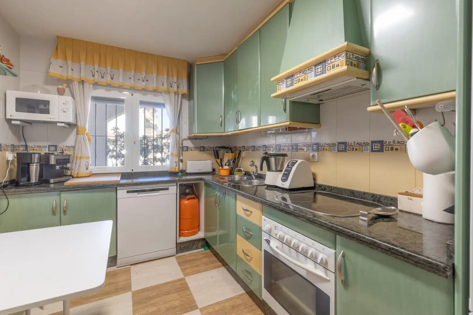 Cuina de Casa o xalet en venda en Armilla amb Aire condicionat i Terrassa