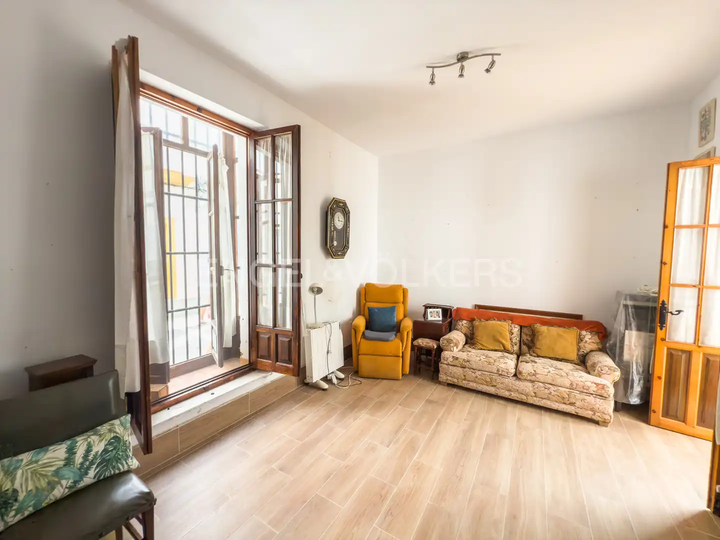 Sala d'estar de Casa adosada en venda en Puerto Real amb Calefacció